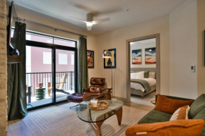 Skywalk Flats Amphitheater Retreat: Downtown, Hot Tubs